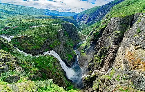 Der Wasserfall und die Schlucht