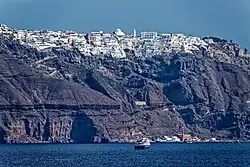 Steilküste mit der Ortschaft Firá und dem Althafen