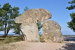Denkmal „Vom Meer genommen“ in den Dünen bei Kolkasrags[1]