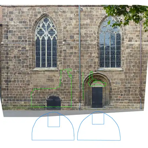 Außenseite der Nordwand über dem Beinkeller, grün eingezeichnet die Umrisse des Natursteinmauerwerks auf der Innenseite, blau die Schildbögen des Beinkellers