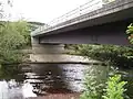 Moderne Brücke bei Strachan