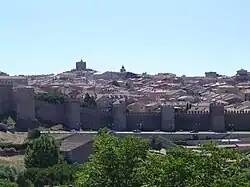Altstadt von Avila und Kirchen außerhalb der Stadtmauer