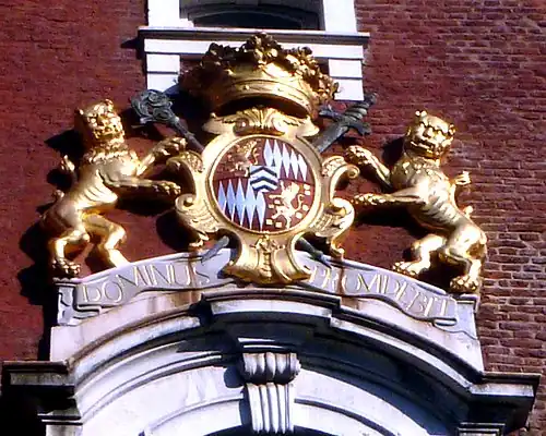 Wappen der Äbtissin van Renesse an der Nordseite des Turmes
