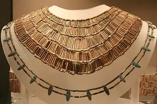 Halskragen und Kette, Mastaba D&nbsp;208