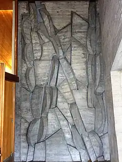 Kornfeldkirche, Riehen. Ährenrelief 1958. Von Johannes Burla (1922–2014), Bildhauer. Es ist das einzige Bildwerk überhaupt an einer von Werner Max Moser entworfenen Kirche.
