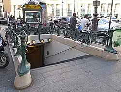Die nördlichen Eingänge an der Place Napoléon III dienen heute dem Bahnhof der Linie&nbsp;4