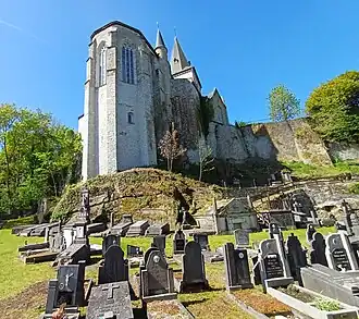 Rückseite St. Georg mit historischem Friedhof