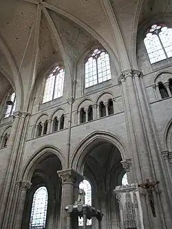 Wandaufbau im Langhaus drei­zonig (ohne Em­po­re)