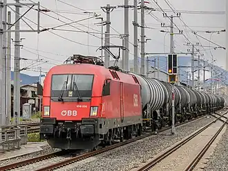 1016 038 mit einem Güterzug