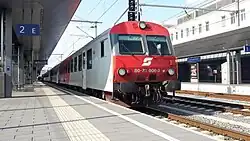 ÖBB 80-73 006-3 behielt seinen ersten Lack im CRD 2000-Design mit historischem Pflatsch-Logo bis heute.