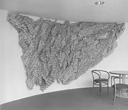 Tapisserie von Ritzi Jacobi, textiles Wandrelief, Güglingen, Rathaus.