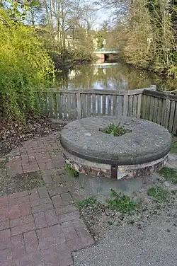 Mühlstein an der ehemaligen Ölmühle