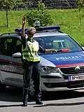 Polizistin mit Verkehrsdienstüberwurf
