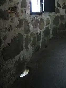 3.&nbsp;Stock äußerer Wehrgang Wasserablauf- öffnung