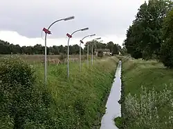 Laternen und Kameras am Bach