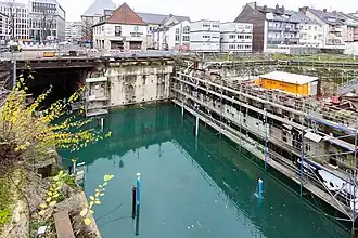 Besichtigungsbauwerk des eingestürzten Historischen Archivs der Stadt Köln mit erhöhtem Grundwasserspiegel am 9. Januar