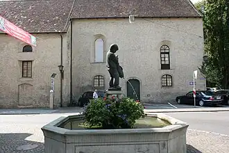 Brunnen mit einem Fischerbub Gabelung Christoph-/Klosterstraße (vor der Kapuzinerkirche, September 2010)