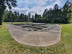 Fundamente des Desinfektionsgebäudes in der Nähe des Haupteingangs des KZ