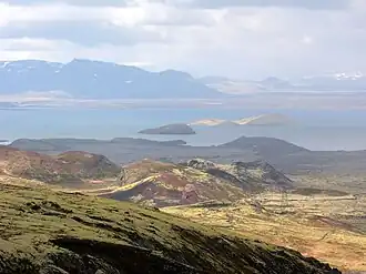 Krater und Inseln des Hengill-Systems im Vorder- und Mittelgrund