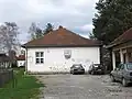 Das Haus der Mesna zajednica im Dorfzentrum