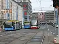 Škoda-Teststraßenbahnwagen und Busse der Linien 22 und 62 vor der Haltestelle Annenstraße
