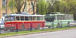 Im ukrainischen Luhansk dient ein Škoda 9Tr als Schleppfahrzeug