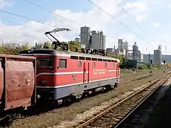 Güterzug mit Lok ŽFBH 441-307 vor der Zementfabrik Kakanj.