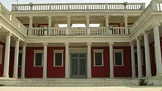Das Gebäude mit zweistöckiger neoionischer Kolonnade
