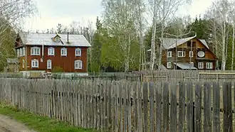 Holzhäuser in Krasny Oktjabr