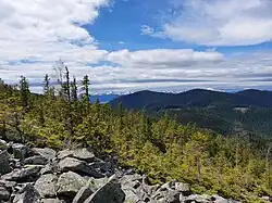 Blick nach Westen von den Nordhängen des Berges