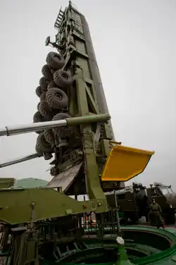 Die letzte Phase des Ladens der Rakete in das Raketensilo
