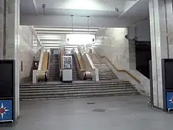 Wolgograd, 2019: Metrotram-Station Komsomolskaja mit abgesenktem Bahnsteig für den Betrieb mit Straßenbahnfahrzeugen; der Fuß der Fahrtreppe entspricht der endgültigen Höhe des Metro-Bahnsteigs