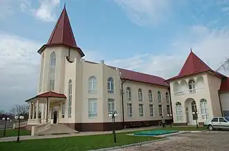 Fassade der Baptistenkirche, auch Haus des Evangeliums genannt