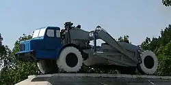 MAZ-529 als Denkmal in der Ukraine (2009). Die einachsige Zugmaschine zieht einen Schürfkübel.