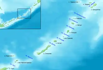 Karte der mittleren Kurilen mit russ. Bezeichnungen. In der Bildmitte liegt die langgestreckte Insel Simuschir. Südlich davon verläuft die Boussole-Straße.