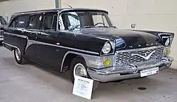 GAZ-13 Tschaika als Krankenwagen, gebaut bei RAF