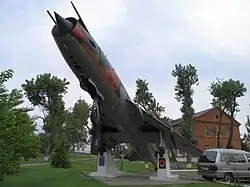 Jagdbomber Su-17M als Denkmal im Ortszentrum
