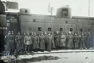 Ein Maschinengewehrwagen mit Kanonenturm