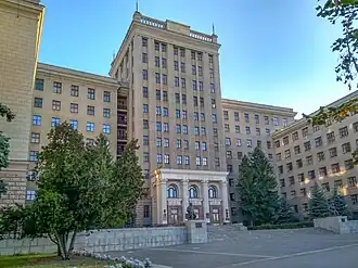 Sozialistische Architektur (hier Hauptgebäude der Wassyl-Karasin-Universität am Freiheitsplatz)