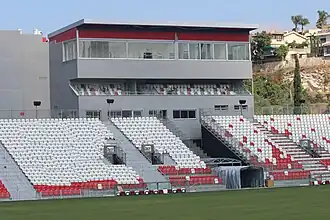 Die Westtribüne und die Medien- und Ehrentribüne im August 2020