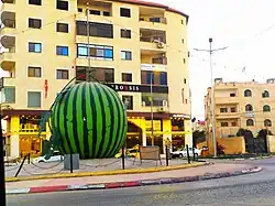 Wassermelonenskulptur an einem Kreisverkehr in Jenin (Januar 2021)
