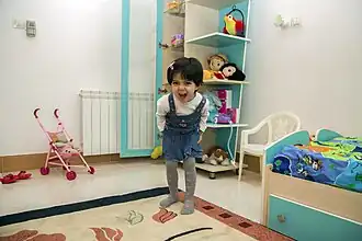 Gutes Spiel-Licht ist von oben nach unten gerichtet, blendet das Kind aber auch dann nicht, wenn es am Boden spielt.