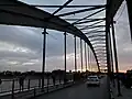 Weiße Brücke bei Nacht