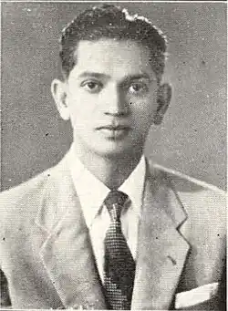 Mann im mittleren Alter ab Brustkorb aufwärts von vorn in die Kamera blickend im grauen Anzug und Krawatte in schwarzweiß.