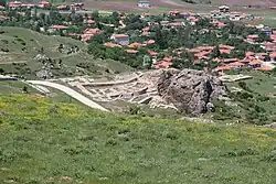 Kesikkaya von Südosten (von Büyükkale aus), rechts dahinter ein Stück der restaurierten Poternenmauer