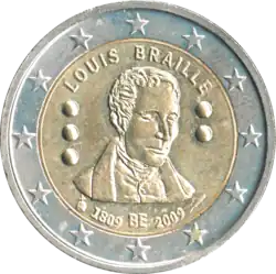 Die Münze ist wie alle 2-Euro-Münzen zweifarbig. Der etwa drei Millimeter breite Rand ist aus silberfarbigem Metall mit zwölf aufgeprägten Sternen, der Bereich in der Mitte ist messingfarben. Er zeigt als Flachrelief ein Porträt Brailles mit geschlossenen Augen. Darüber steht im Bogen „LOUIS BRAILLE“, darunter „1809 BE 2009“. Links und rechts des Porträts sind drei bzw. zwei als kleine Halbkugeln ausgeführte, übereinander stehende Braillepunkte angeordnet.