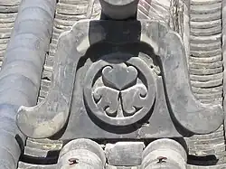 Onigawara an der Burg Nijō mit einer dreiblättrigen Malve als Mon (Familienwappen)