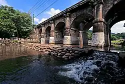 Alte Brücke über den Niulan