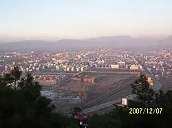 Blick über Zhaotong vom Fenghuang-Berg (凤凰山)