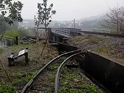 Infolge des Erdbebens von 1999 verbogene Eisenbahnschienen